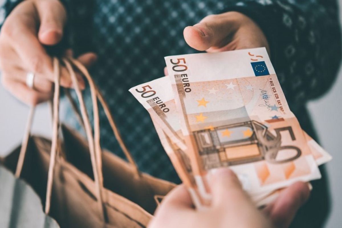 میزان نفقه زن خانه دار چقدر است؟ حداقل آن چگونه تعیین میشود؟